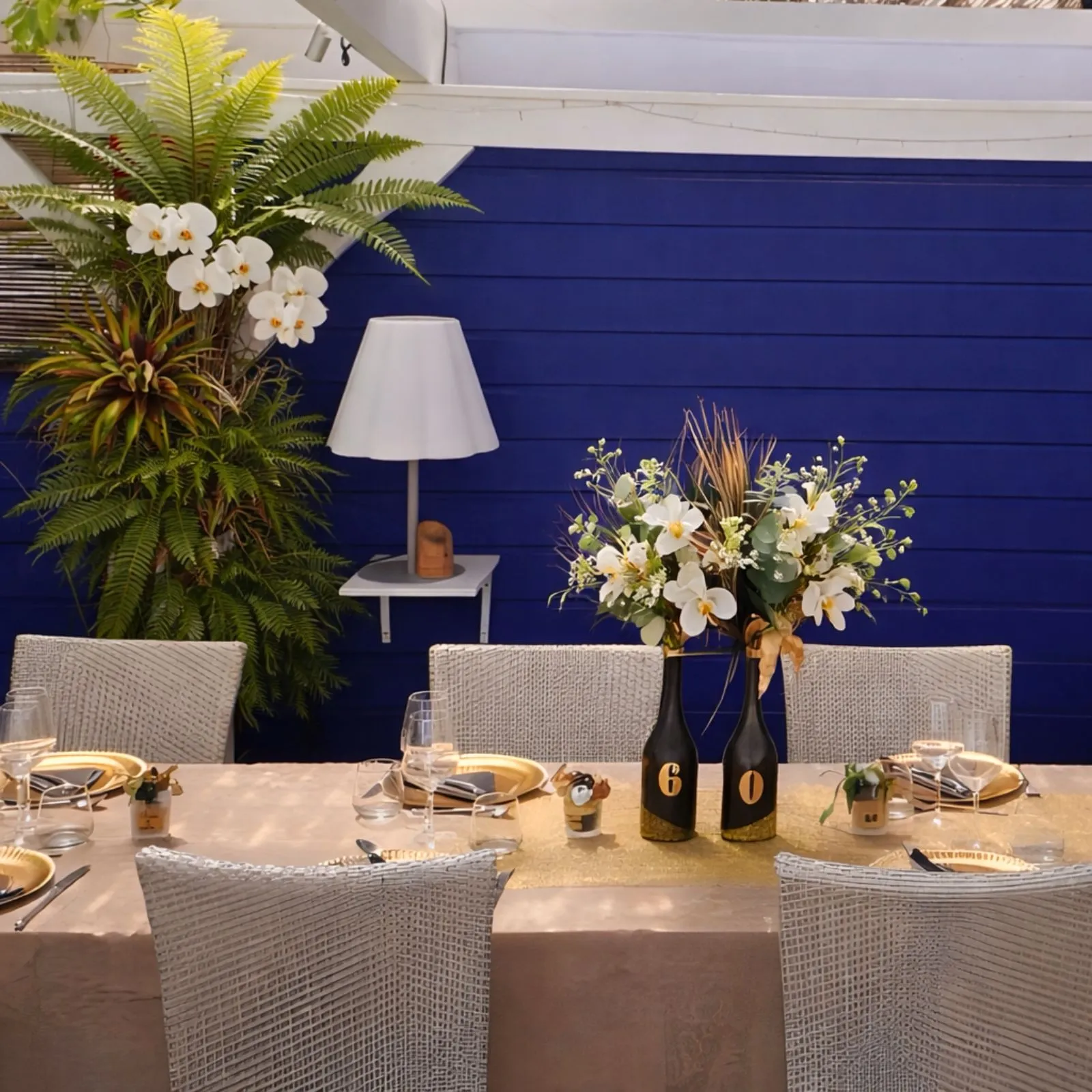 Décoration de table anniversaire en restaurant avec centres de table végétaux et ambiance tropicale en Martinique