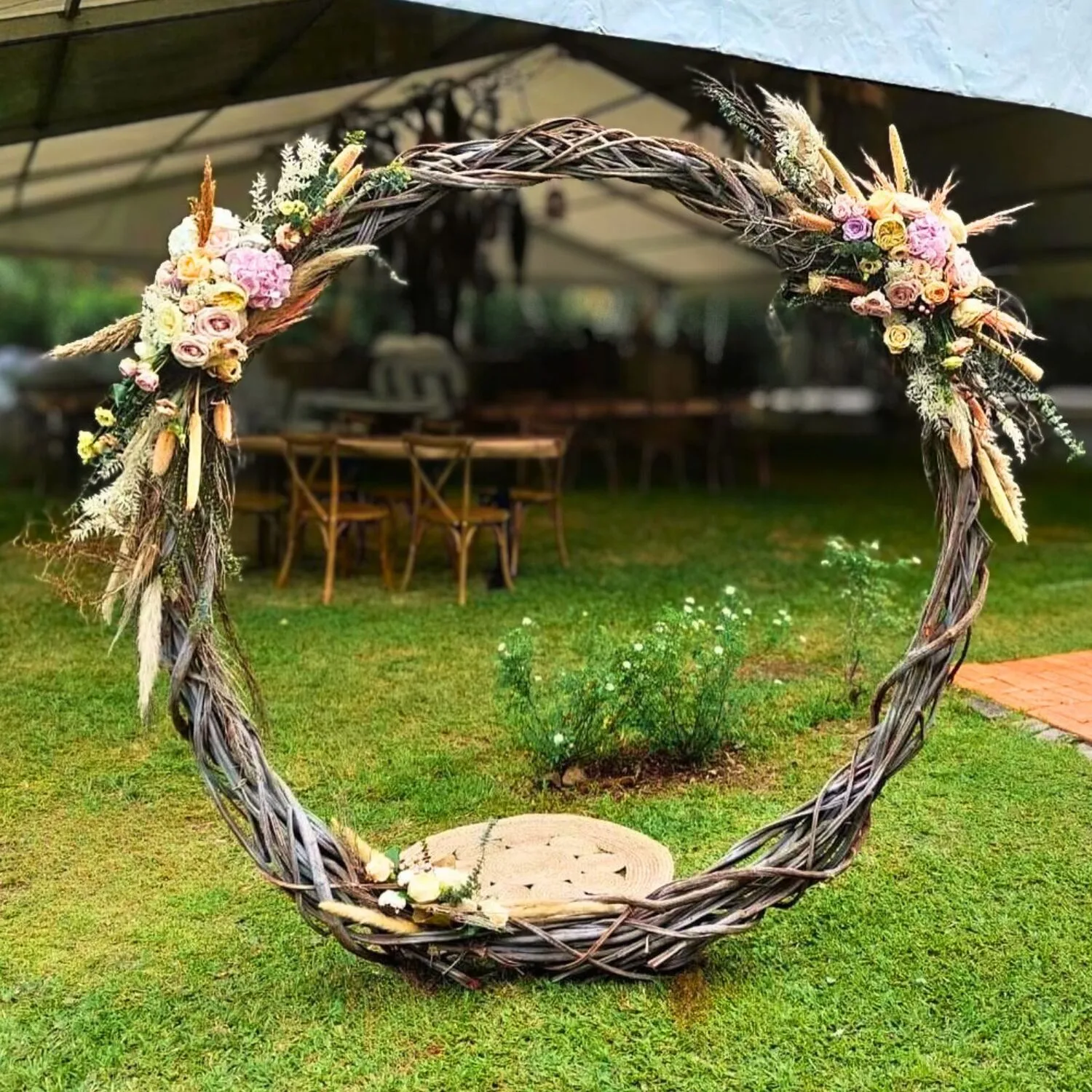 Arche de mariage ronde en liane tressée avec fleurs naturelles pour cérémonie en Martinique
