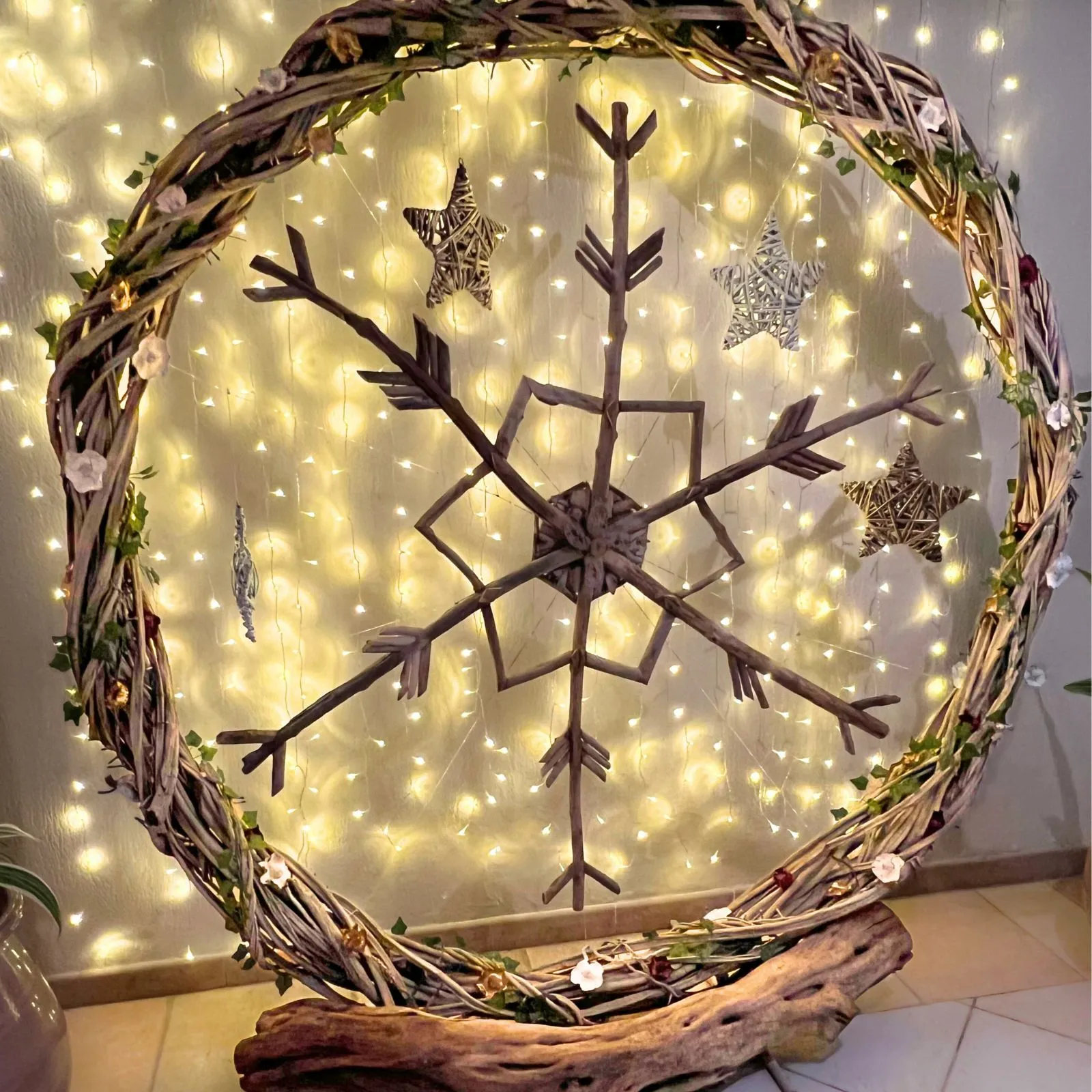 Arche de Noël en liane tressée avec flocon en bois flotté et éclairage en Martinique