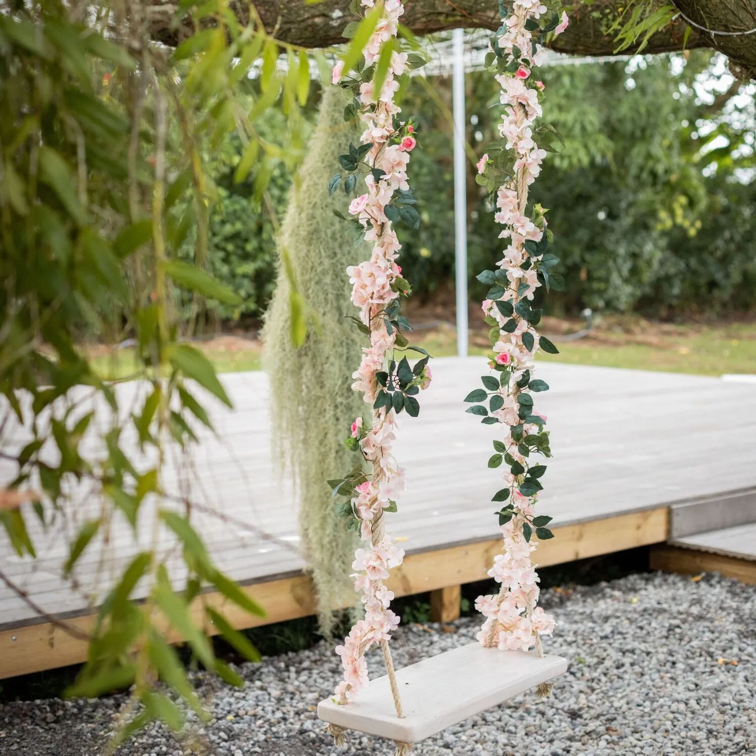 Balançoire de mariage en bois avec fleurs et cordes en chanvre pour photobooth en Martinique