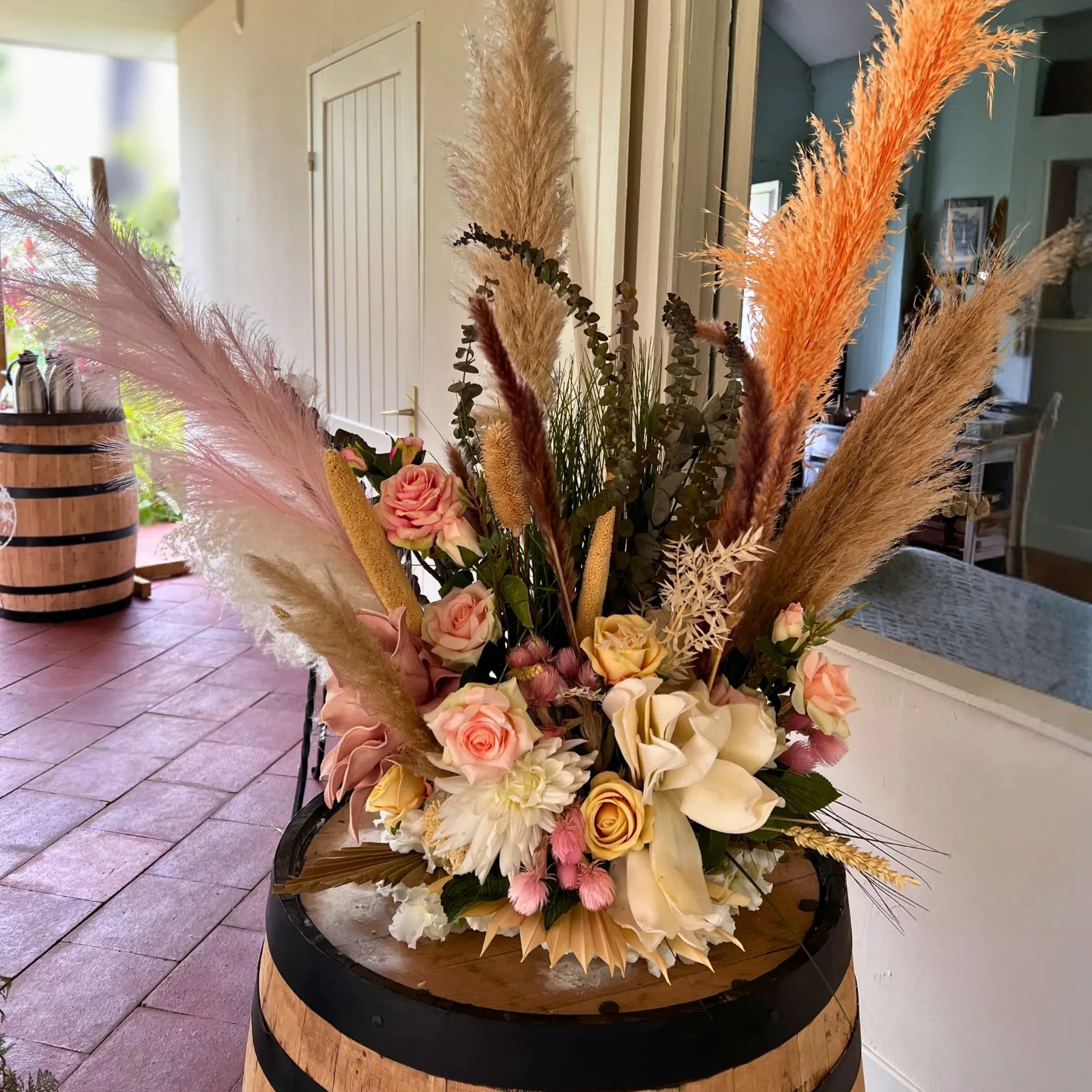 Composition florale bohème en Martinique : fleurs naturelles et séchées