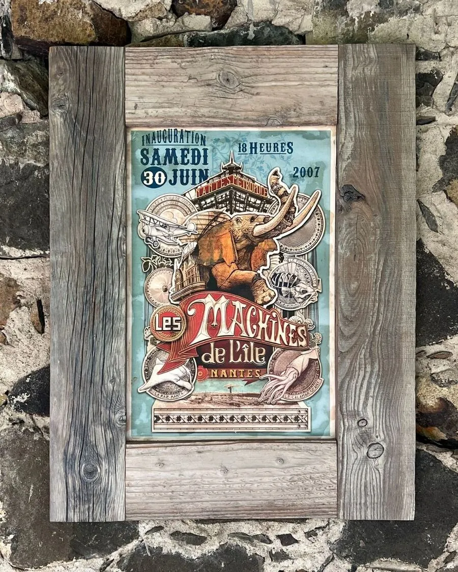 Cadre en bois de ponton vieilli avec affiche éléphant Machines de l’île Nantes décoration murale Martinique