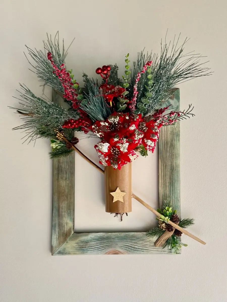 Cadre décoratif bois patiné avec bambou et composition végétale de Noël pour restaurant en Martinique