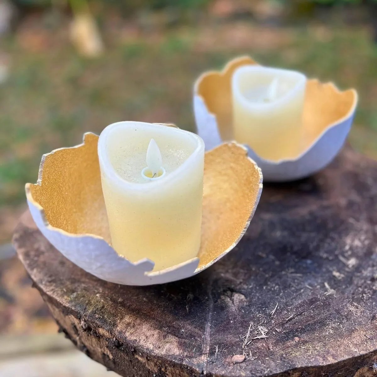 Calebasses peintes blanc et or utilisées en décoration de table avec bougies ou fleurs pour mariage ou intérieur en Martinique
