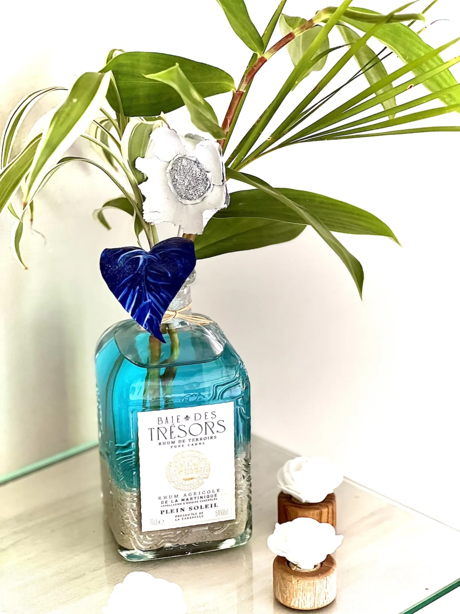 Composition florale artisanale dans bouteille vintage en Martinique