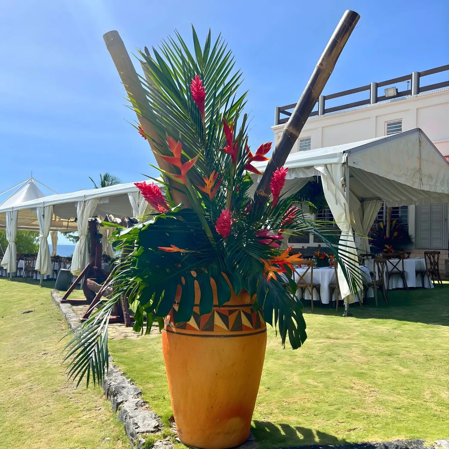 Grande composition végétale tropicale en jarre avec bambous pour décoration de mariage en Martinique