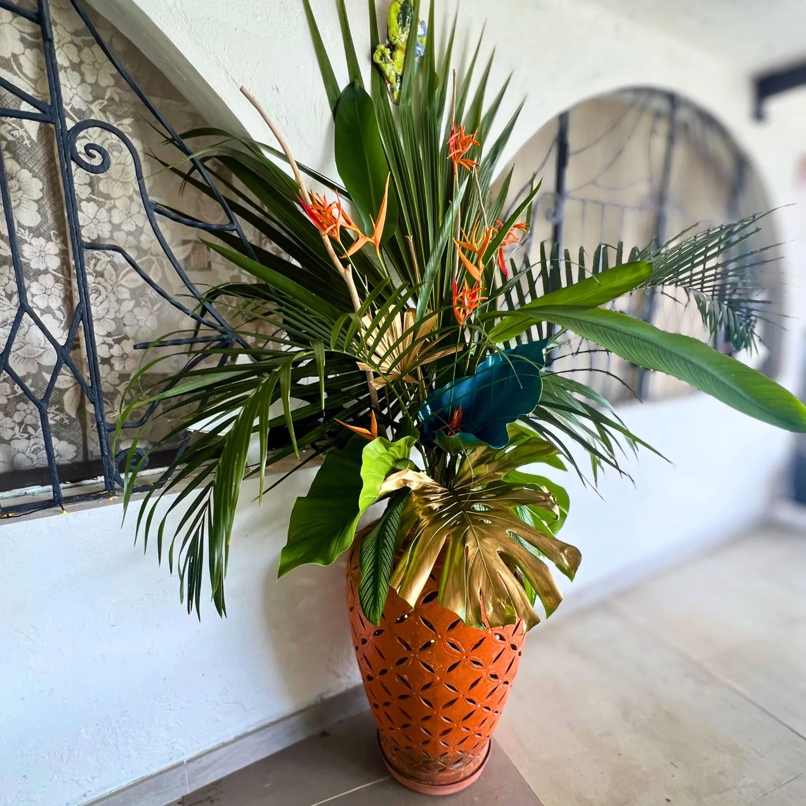 Composition tropicale en jarre avec feuillages bleu et or et fleurs oiseaux de paradis pour anniversaire en Martinique