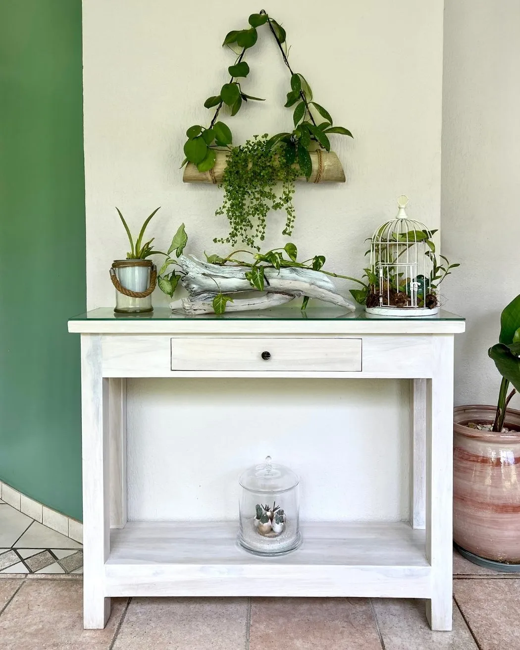 Composition végétale d’intérieur avec supports en bois flotté et bambou sur meuble dans un hôtel en Martinique