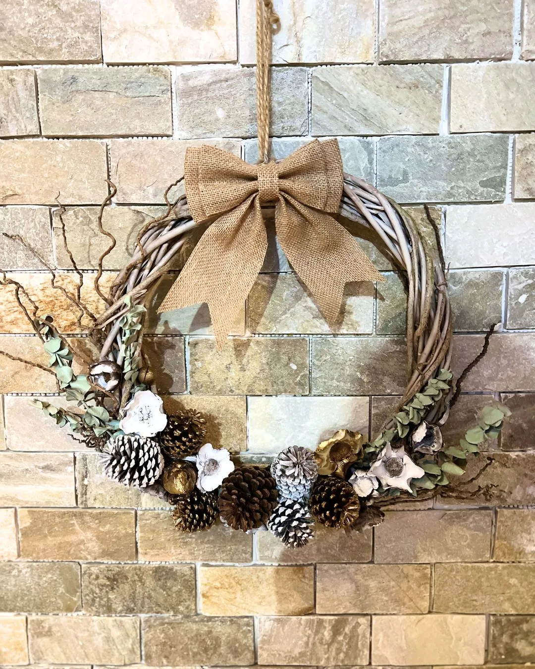 Couronne de Noël artisanale en Martinique avec feuillages séchés et ruban en jute