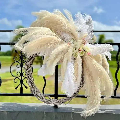 Couronne en liane tressée avec pampas et fleurs pour décoration de mariage en Martinique