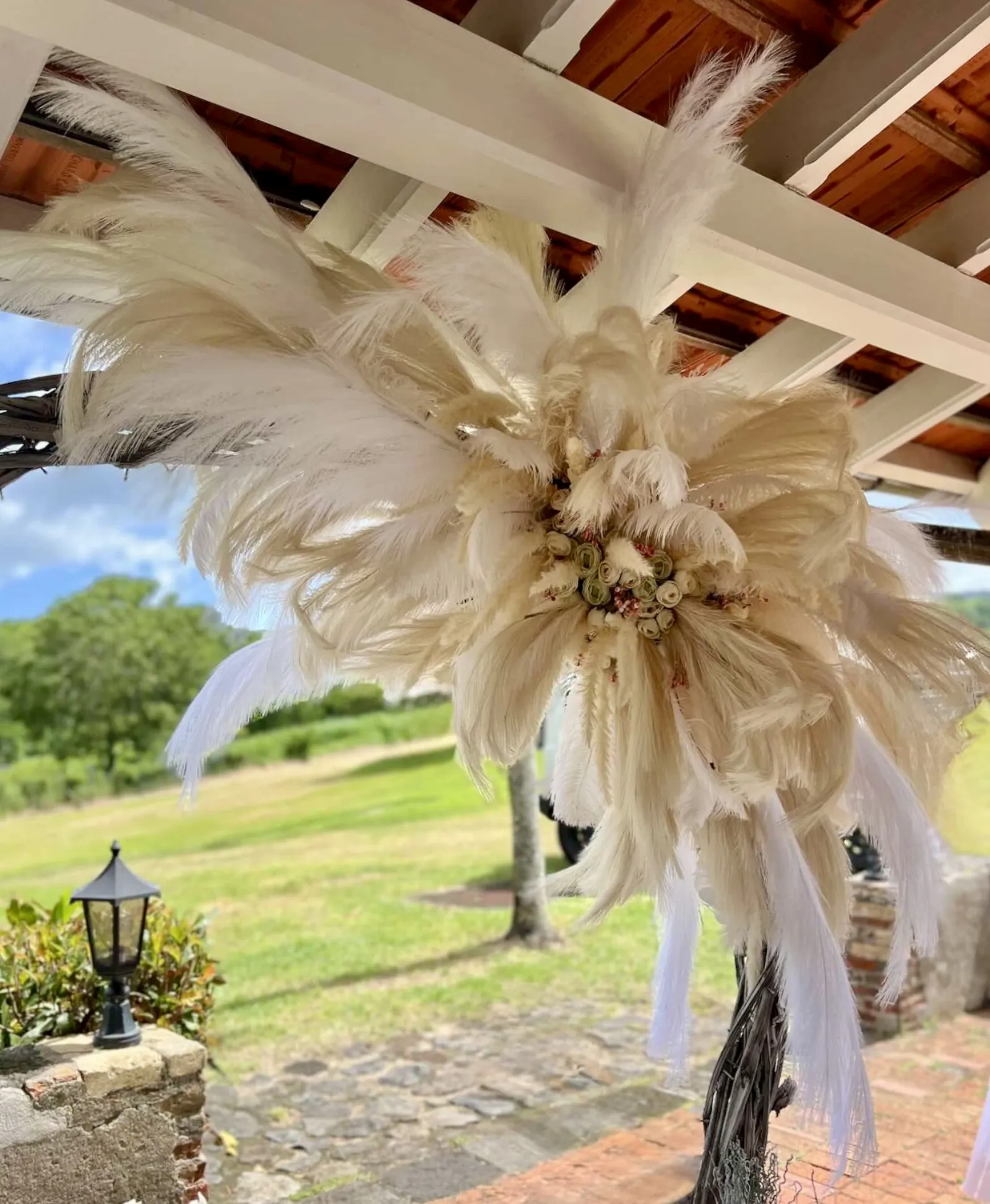Composition florale pampas rose poudré pour décoration mariage en Martinique