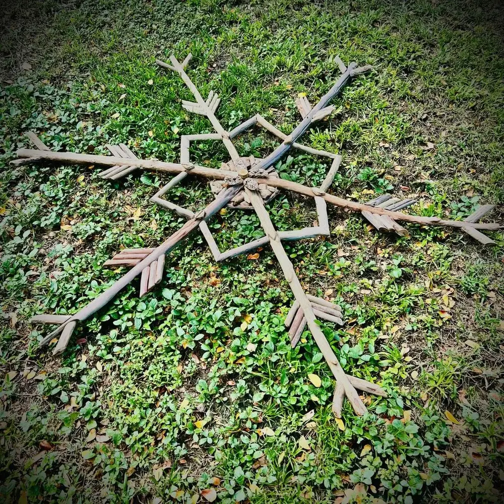 Flocon décoratif en bois flotté grand format fabriqué à la main pour décoration murale ou événementielle en Martinique