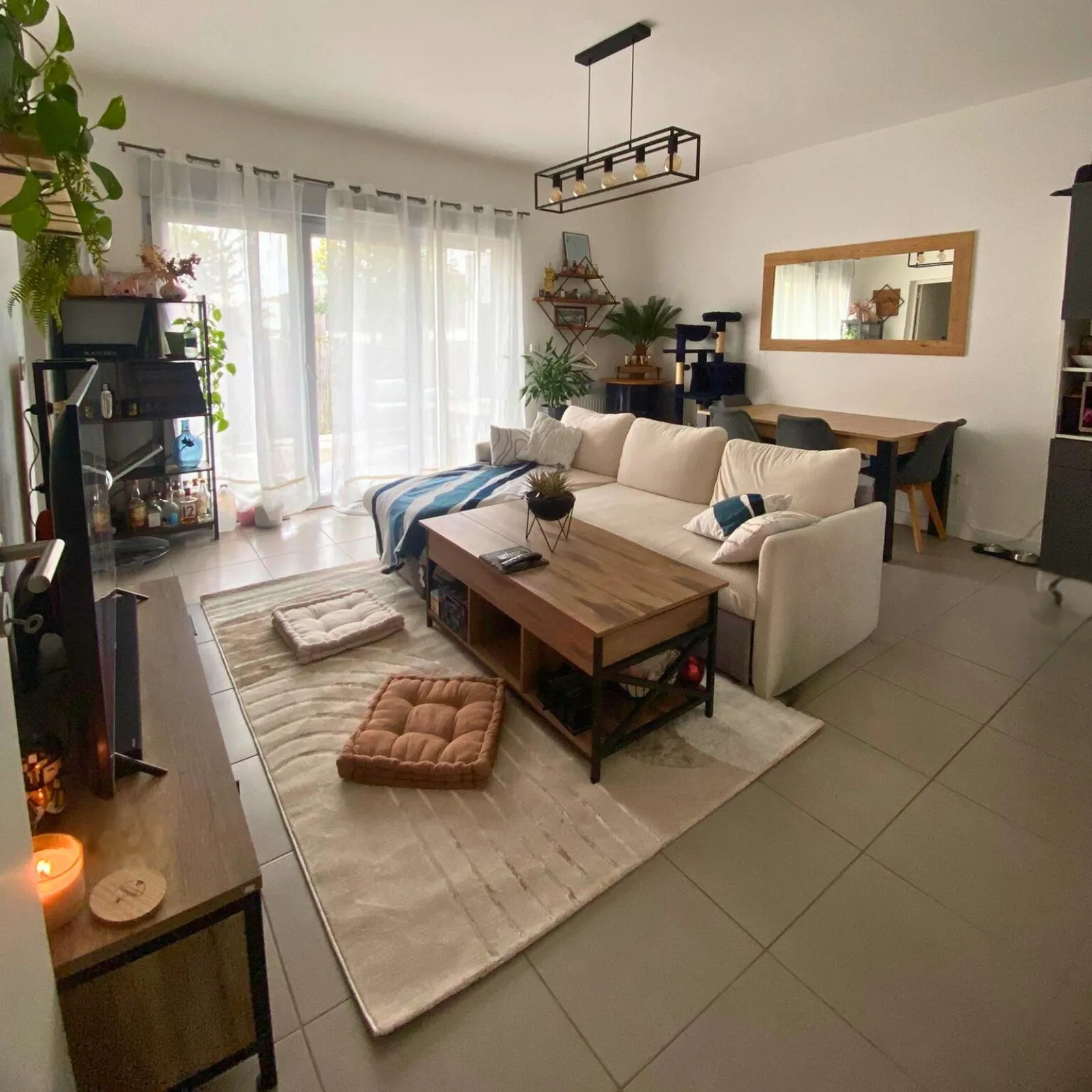 Avant après réaménagement salon appartement étudiant en Martinique avec optimisation de la lumière et des textiles