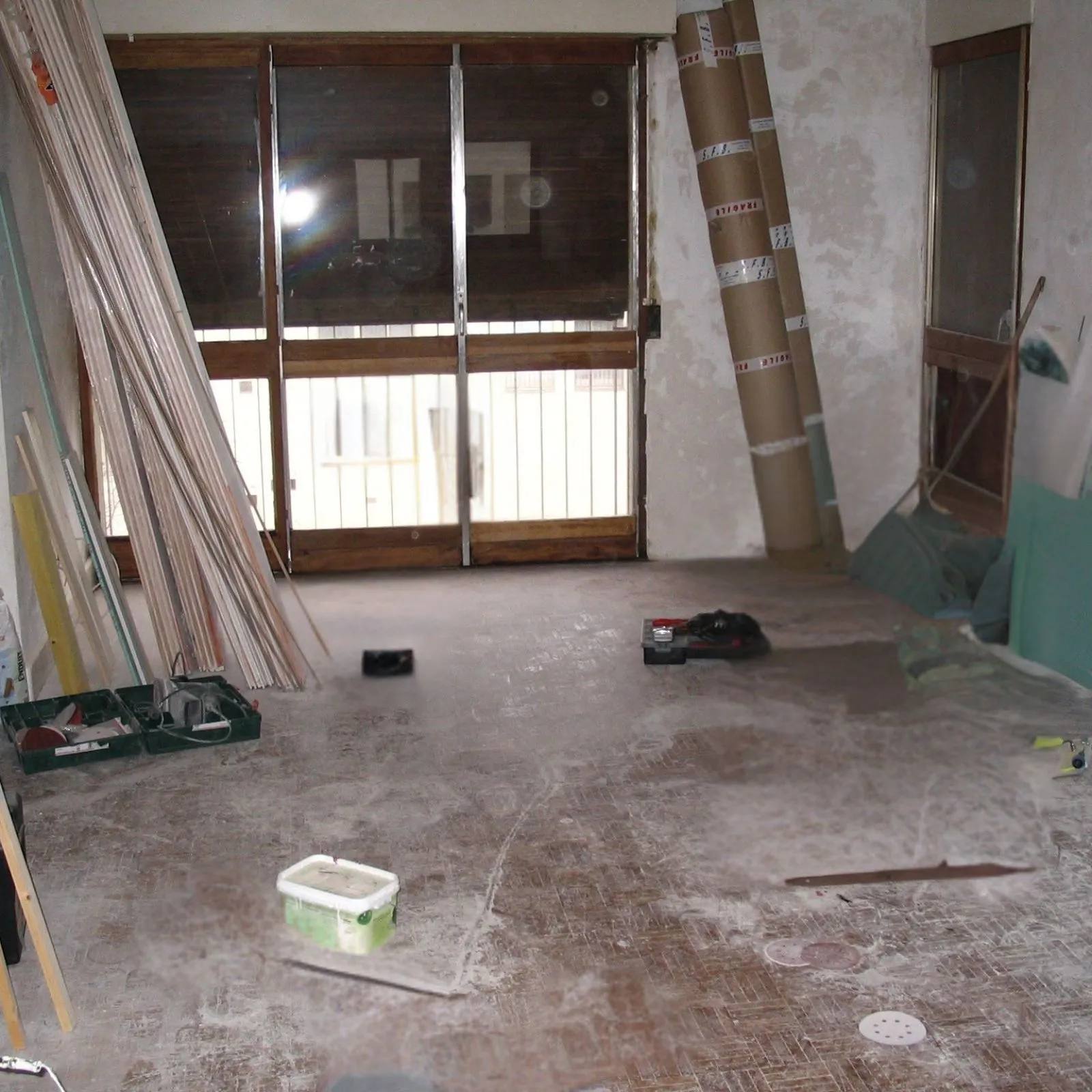 Avant après rénovation complète appartement avec aménagement du salon et optimisation de la lumière en Martinique