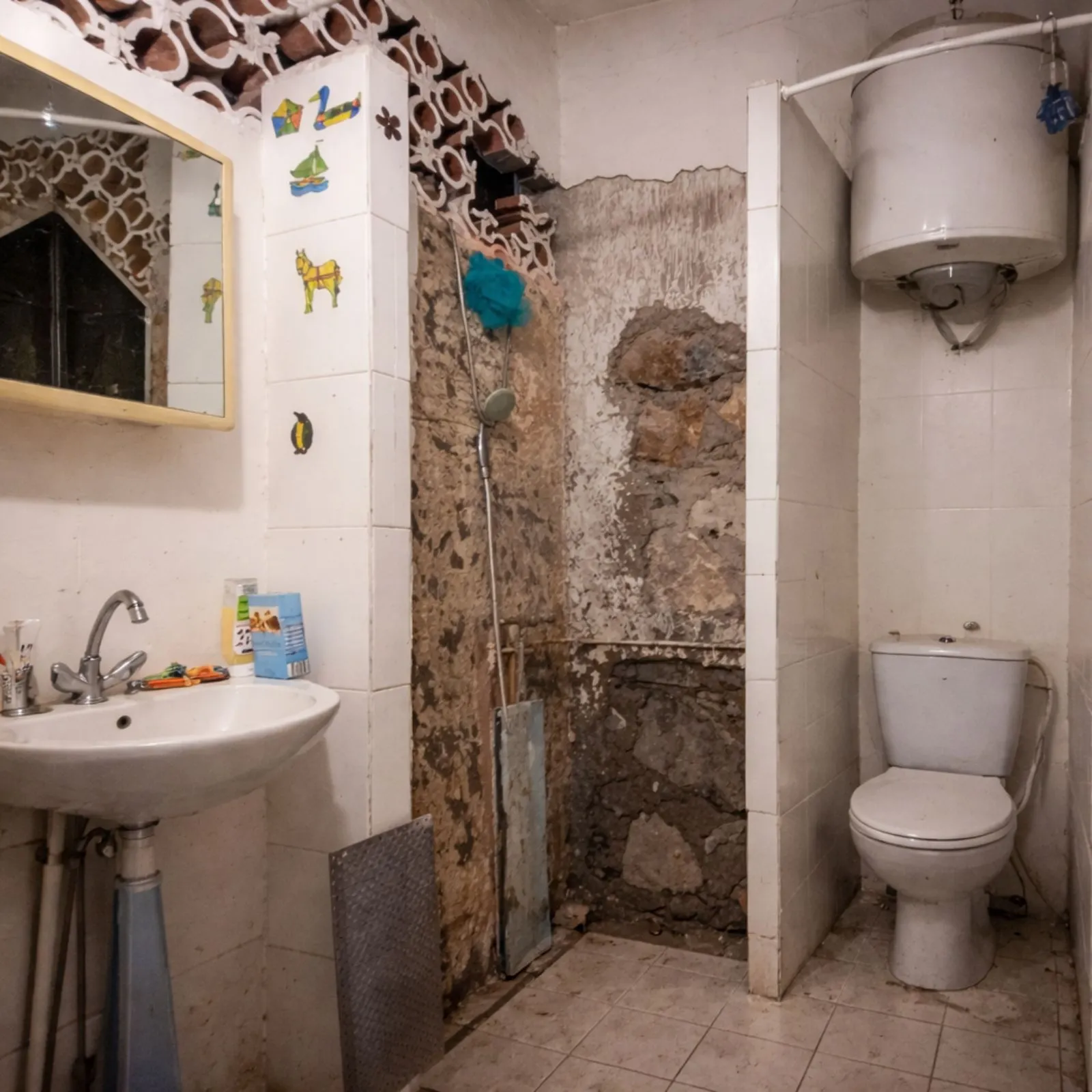 Avant après rénovation salle de bain en Martinique avec murs en pierre apparente et aménagement optimisé