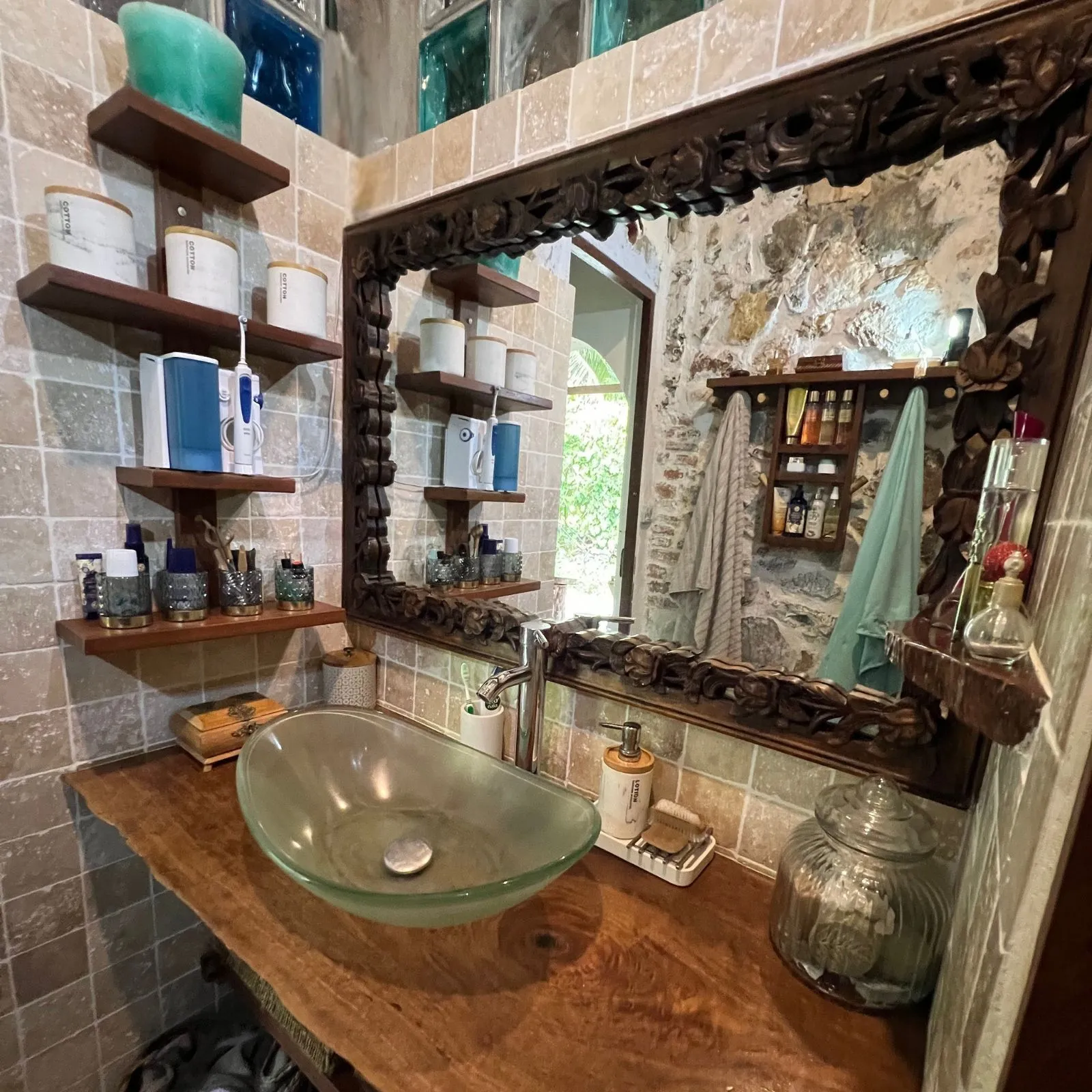 Avant après rénovation espace lavabo salle de bain en Martinique avec plan en bois massif et travertin