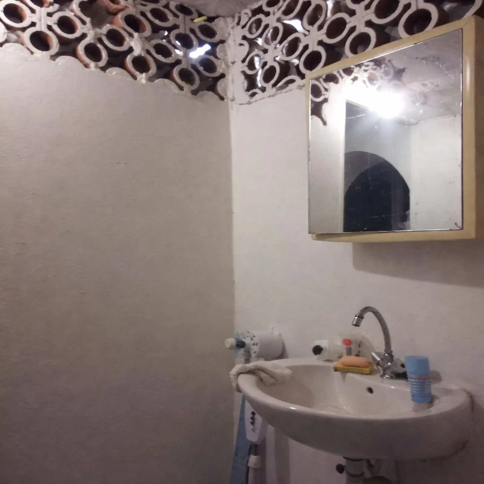 Avant après rénovation espace lavabo salle de bain en Martinique avec plan en bois massif et travertin