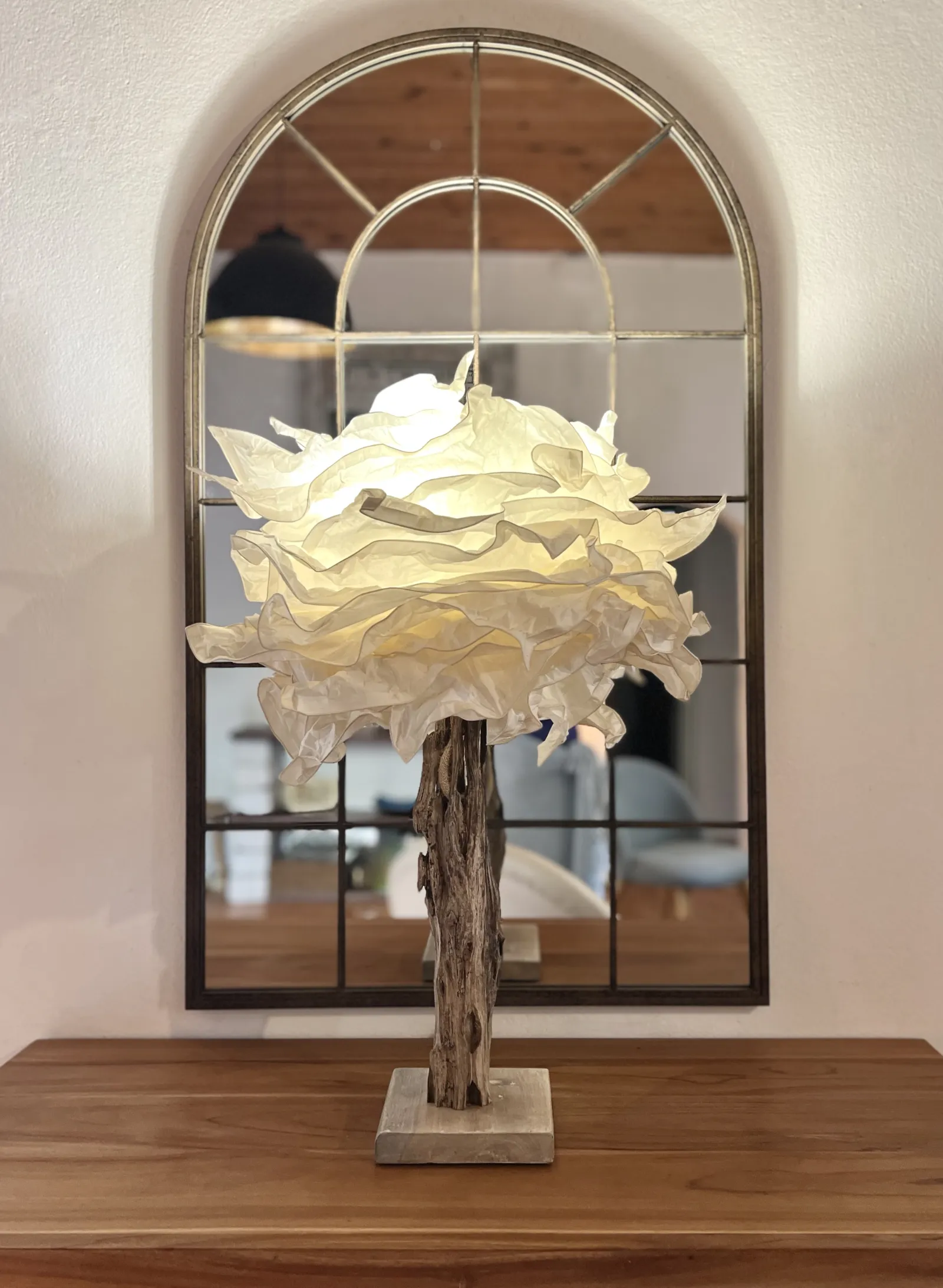 Lampe artisanale en bois flotté et fleur de papier en Martinique