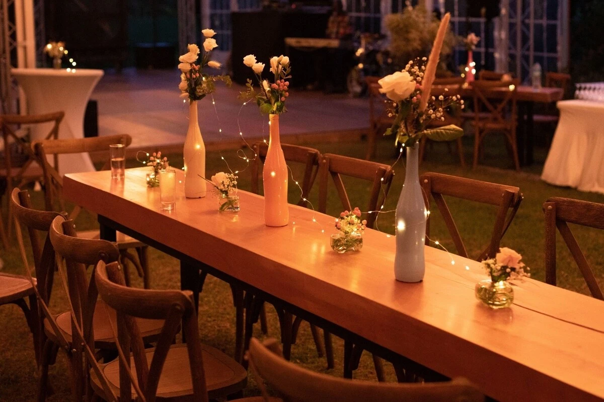 Table en madrier bois massif avec décoration florale pour mariage en Martinique