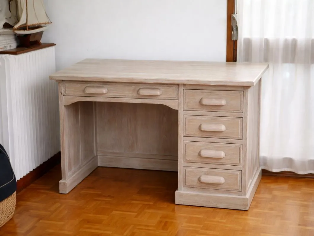 Avant après rénovation bureau ancien en chêne massif avec finition cérusée blanche mettant en valeur les veines du bois en Martinique