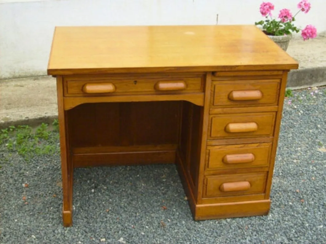 Avant après rénovation bureau ancien en chêne massif avec finition cérusée blanche mettant en valeur les veines du bois en Martinique