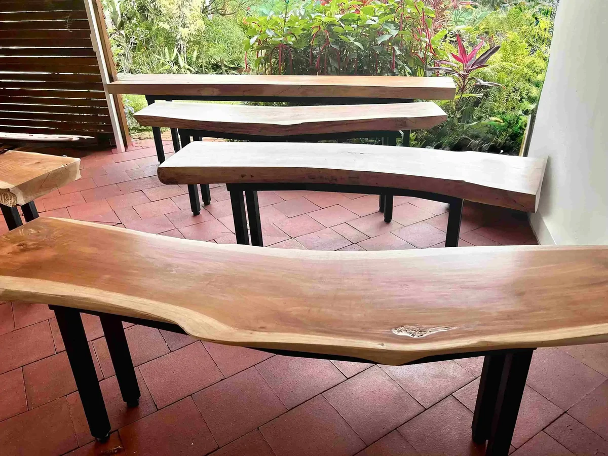 Avant après fabrication consoles en bois massif de zamana sur structure métal en Martinique