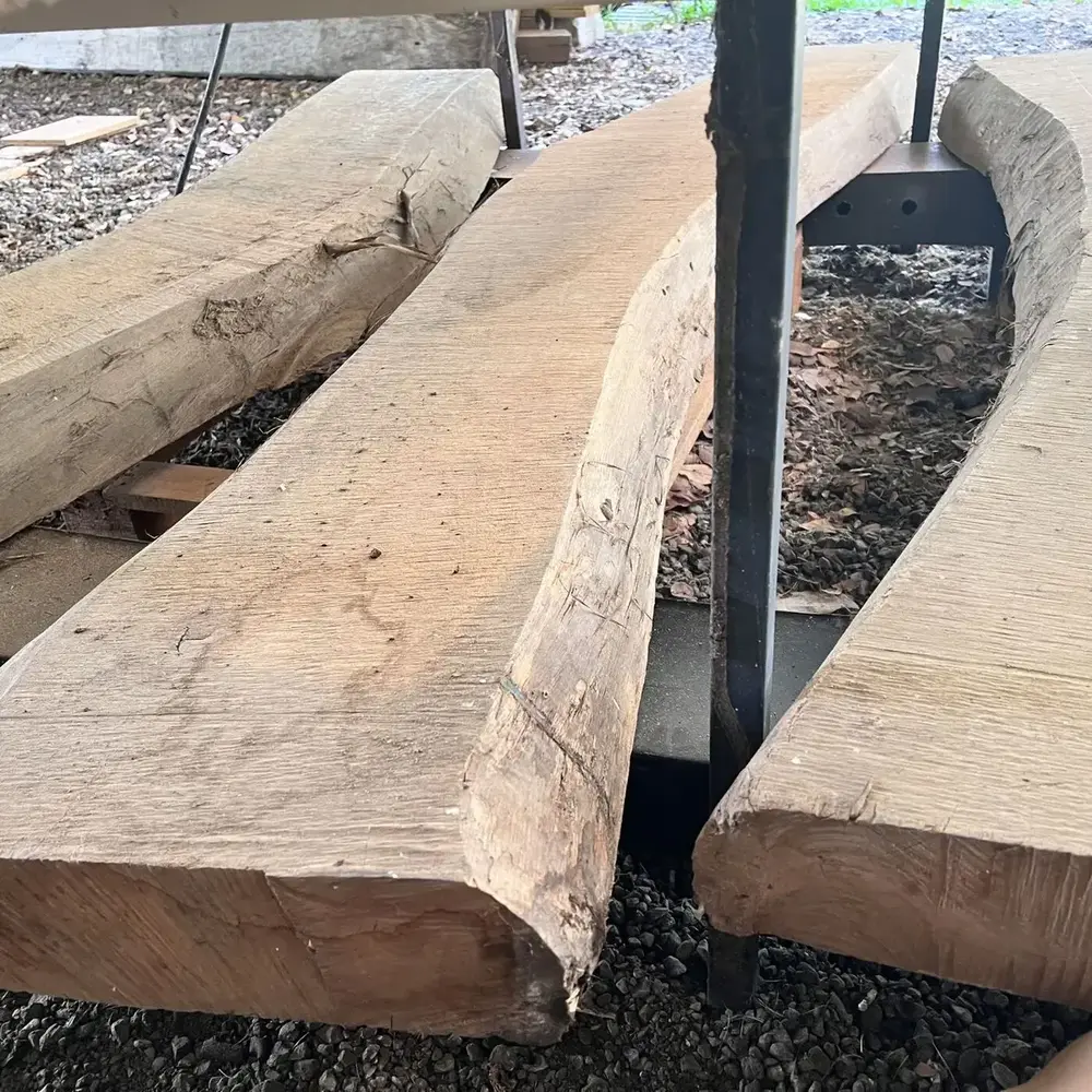 Avant après fabrication consoles en bois massif de zamana sur structure métal en Martinique