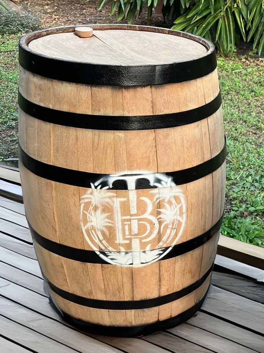 Avant après rénovation tonneaux bois dégrisés sans ponçage avec produits naturels en Martinique