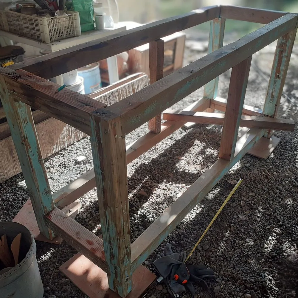 Avant après fabrication îlot central de cuisine en bois massif recyclé avec rangements et plateau traité en Martinique