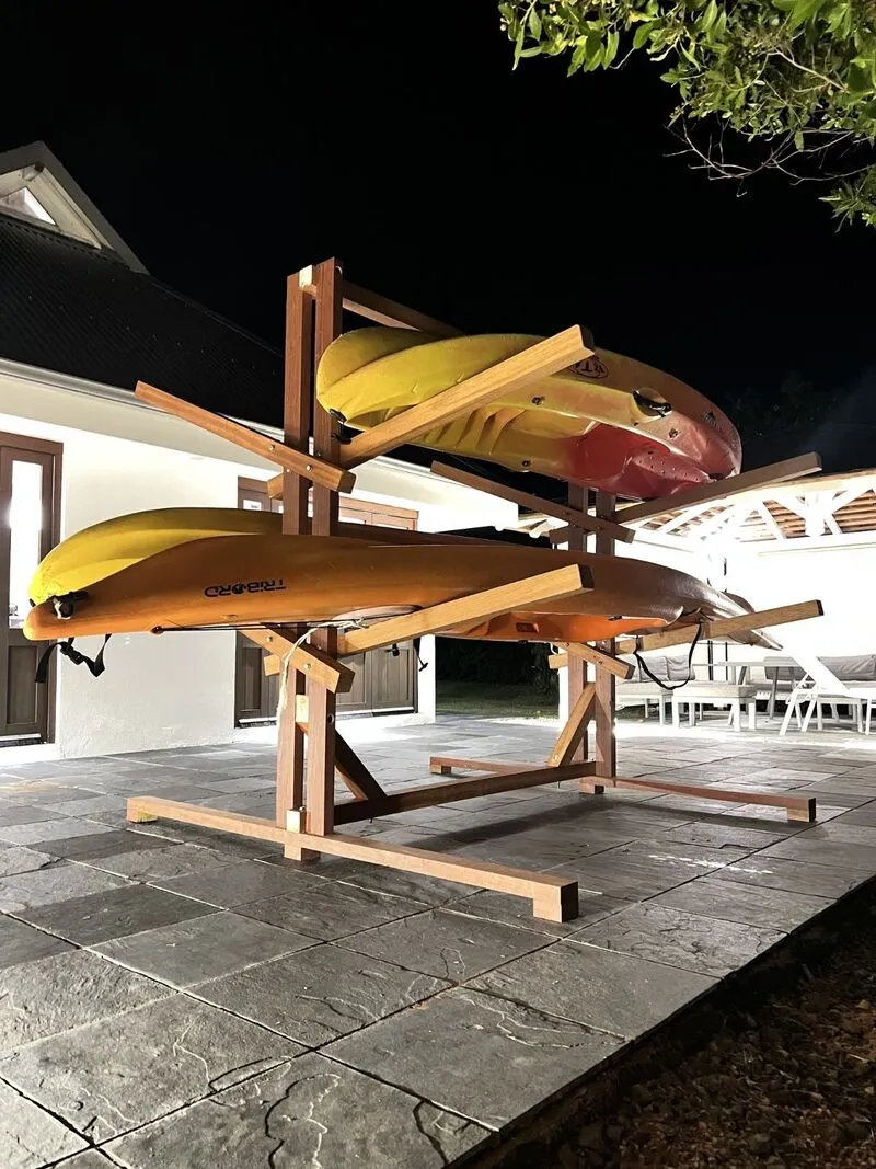 Avant après fabrication porte kayaks en bois pour villa location saisonnière en Martinique