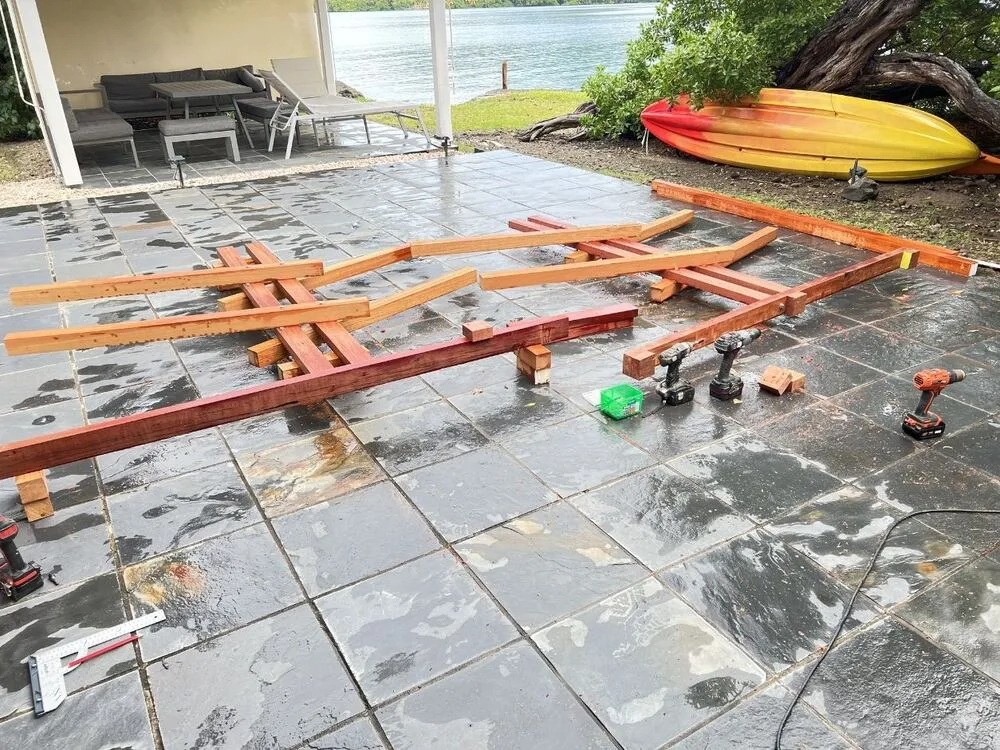 Avant après fabrication porte kayaks en bois pour villa location saisonnière en Martinique
