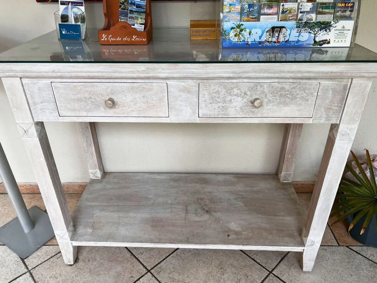 Rénovation console bois massif lasure blanche hôtel Martinique avant après