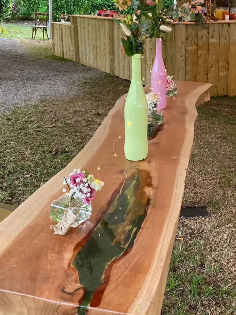 Avant après transformation madrier bois massif avec résine en console décorative en Martinique