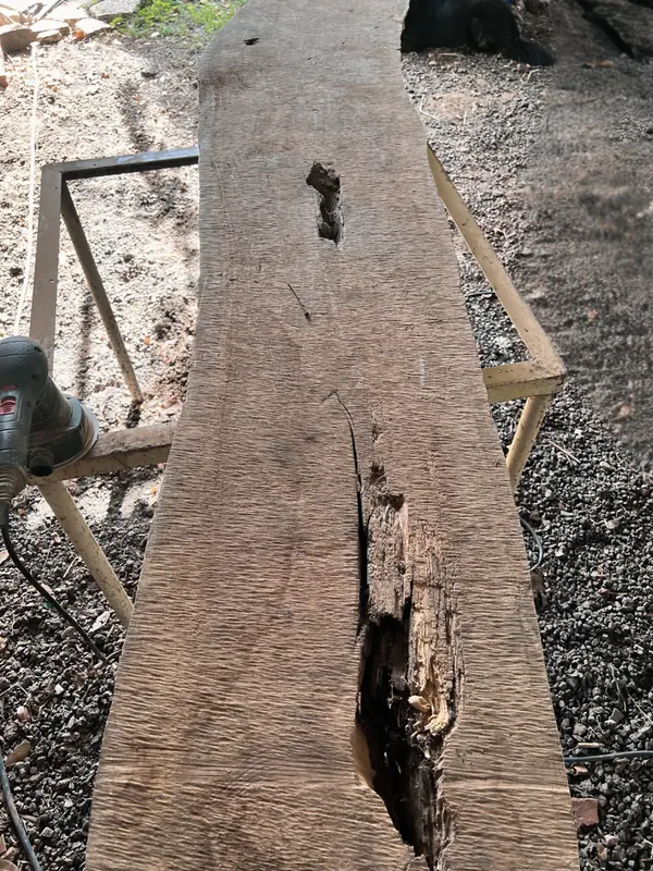 Avant après transformation madrier bois massif avec résine en console décorative en Martinique