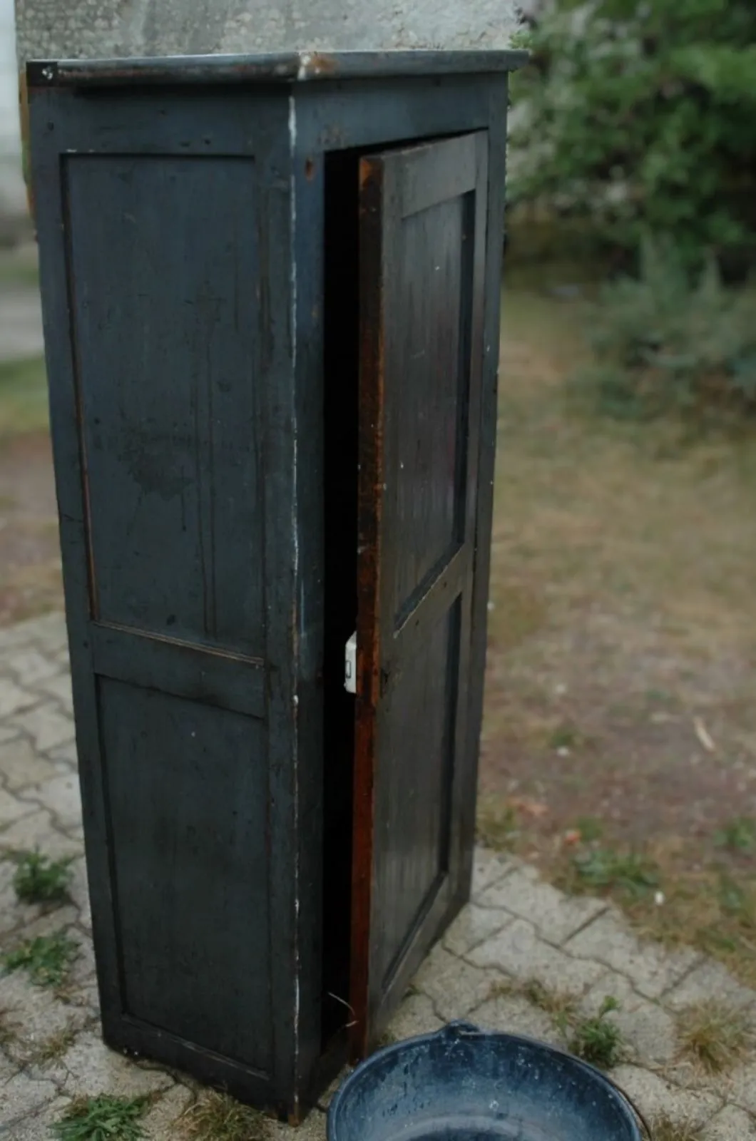 Avant après rénovation meuble confiturier en bois avec portes grillagées et finition grise en Martinique