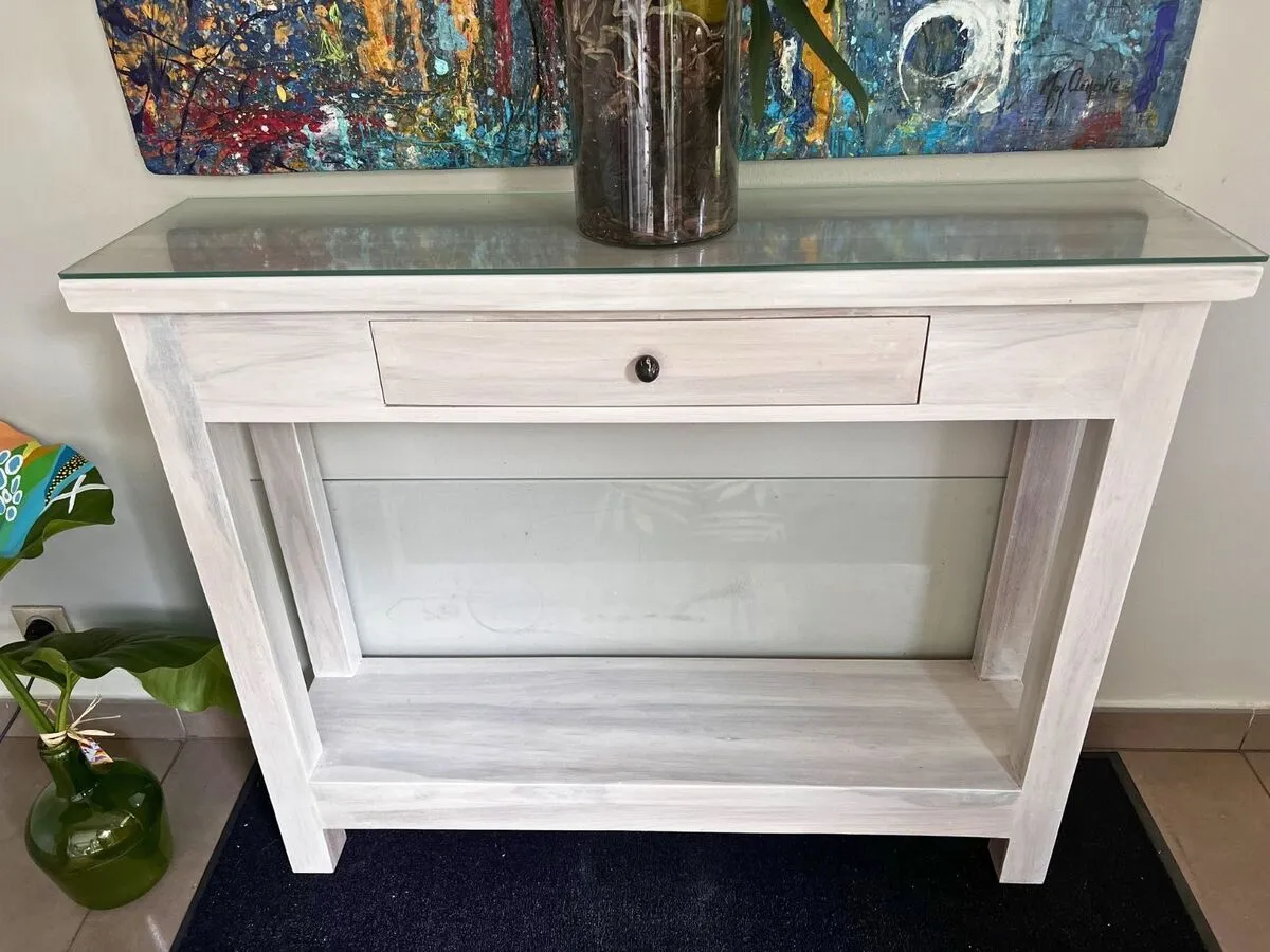 Avant après rénovation petite console bois massif lasure blanche hôtel Martinique