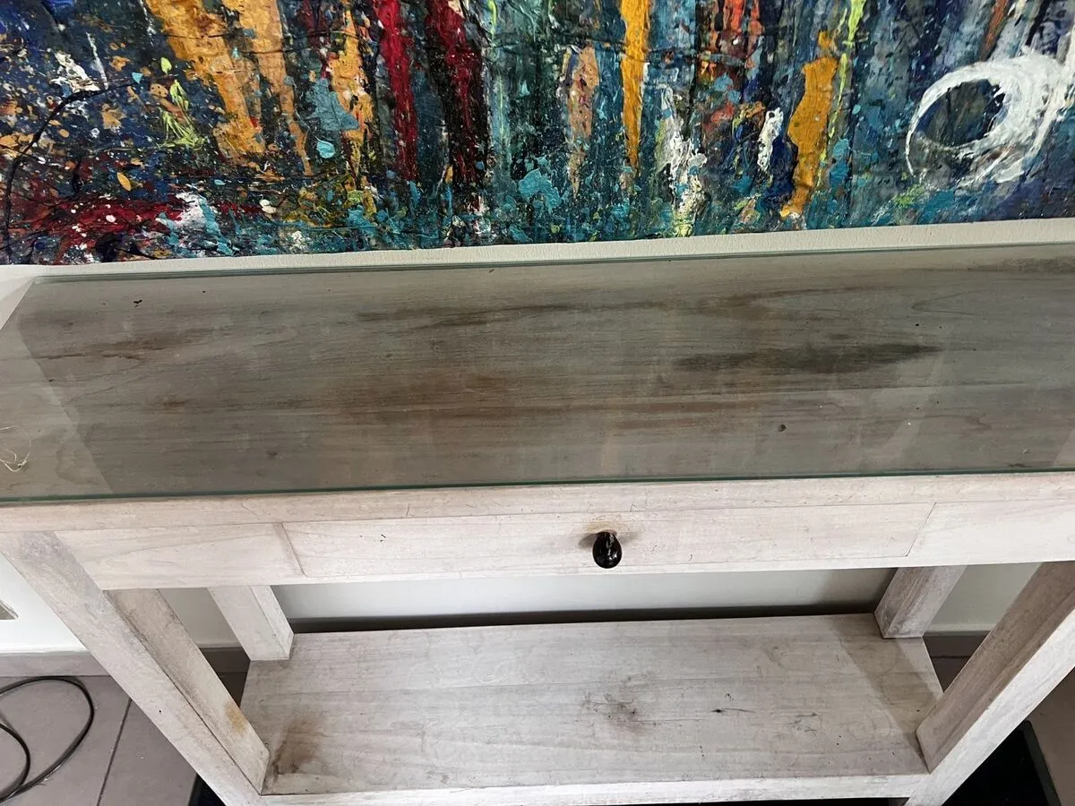 Avant après rénovation petite console bois massif lasure blanche hôtel Martinique