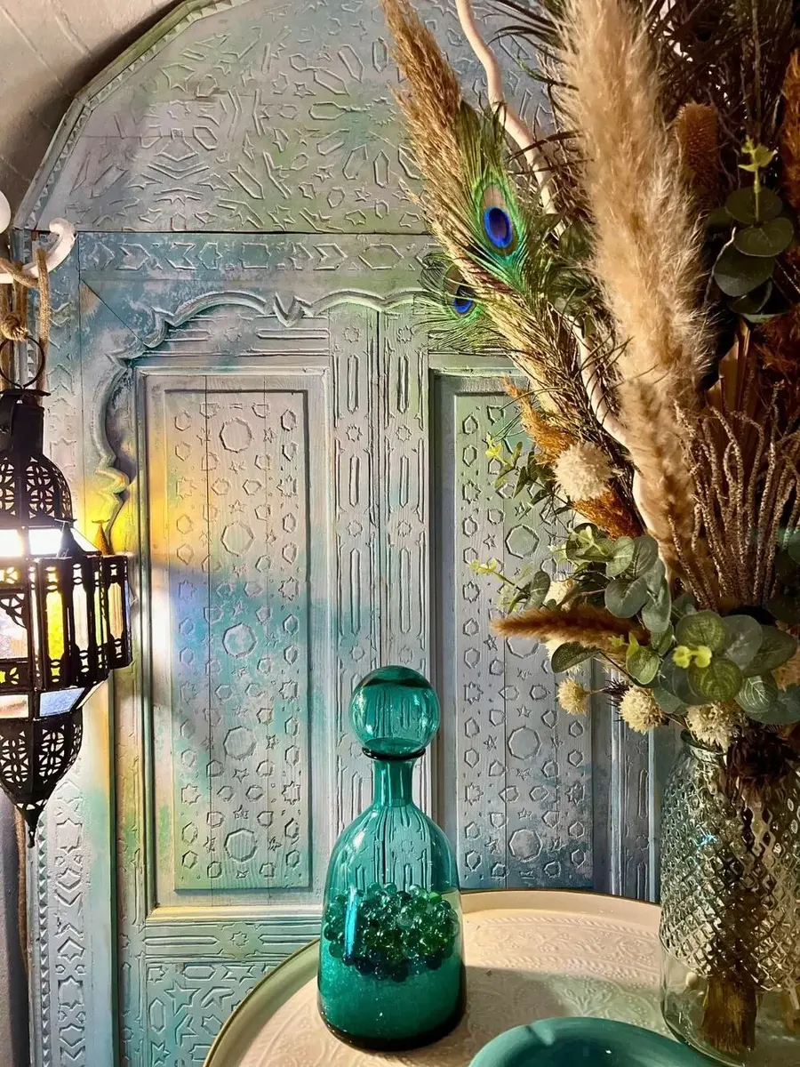 Avant après rénovation porte indonésienne ancienne en bois sculpté intégrée en décoration intérieure en Martinique