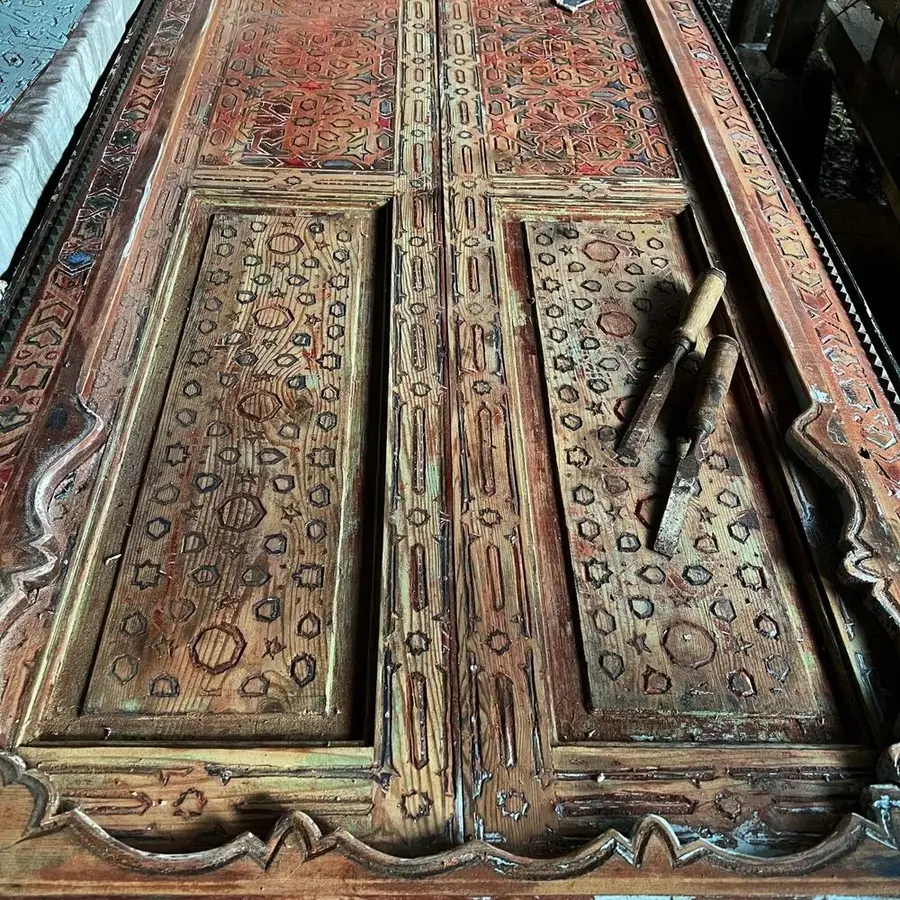 Avant après rénovation porte indonésienne ancienne en bois sculpté intégrée en décoration intérieure en Martinique