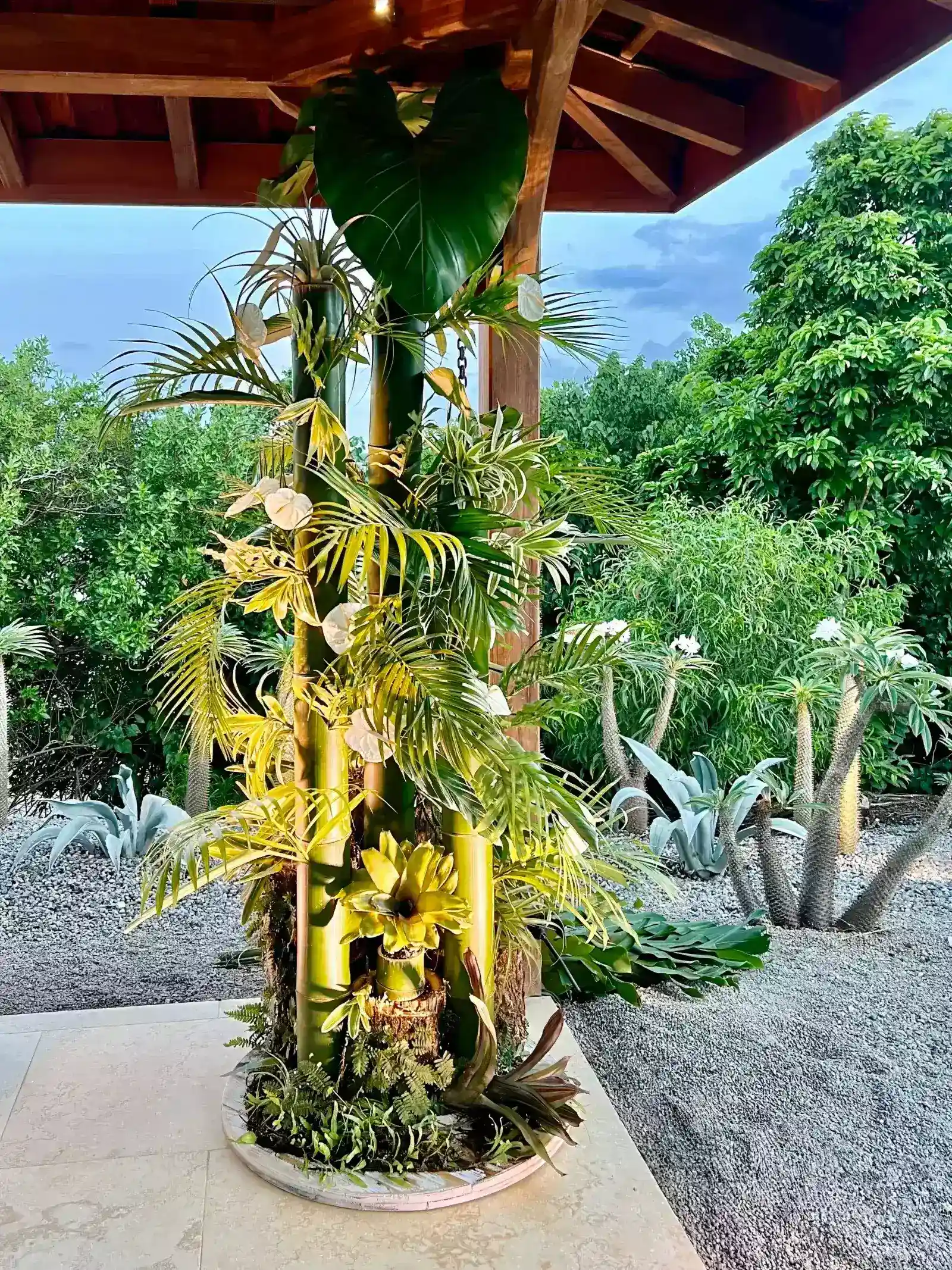Structure en bambou pour photobooth de mariage avec feuillage et fleurs tropicales en Martinique