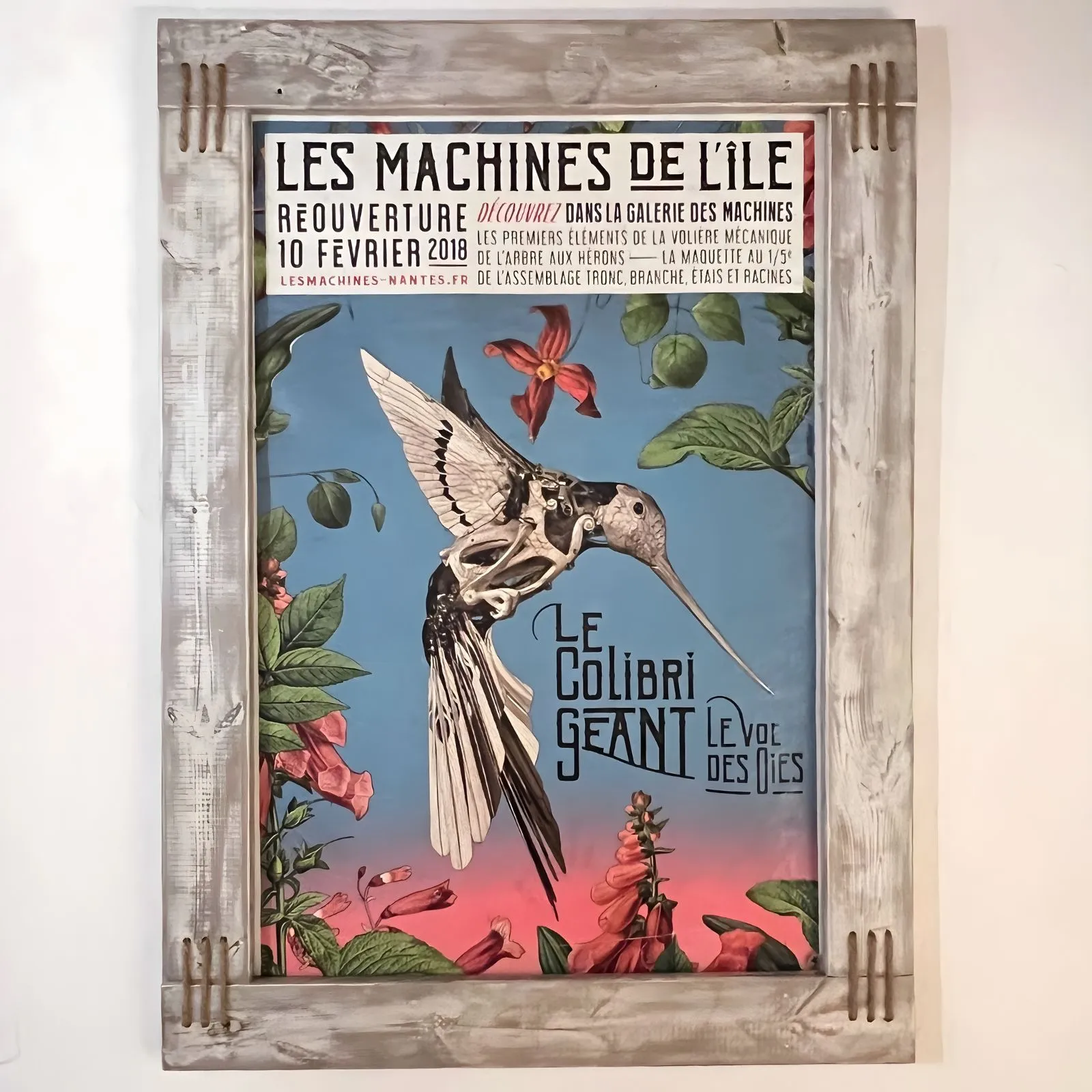 Tableau décoratif grand format avec cadre en bois recyclé et cordage en chanvre représentant un colibri dans un décor tropical en Martinique