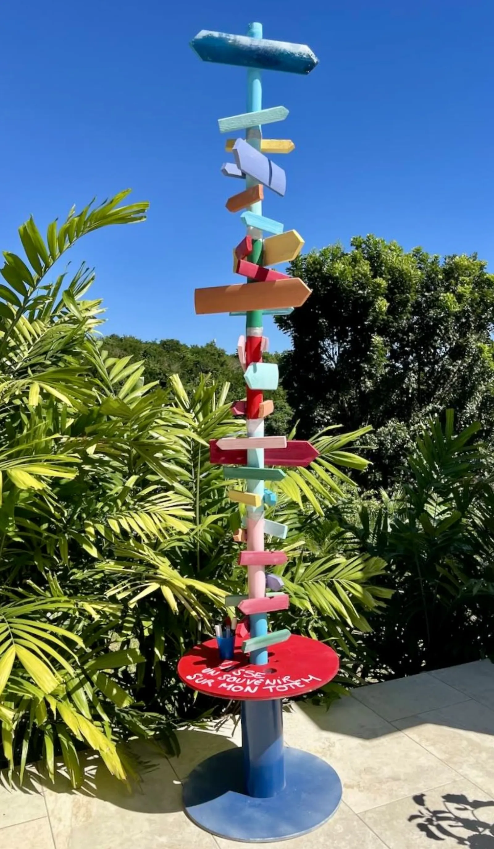 Totem à messages en bois coloré pour anniversaire en extérieur avec planchettes personnalisées en Martinique
