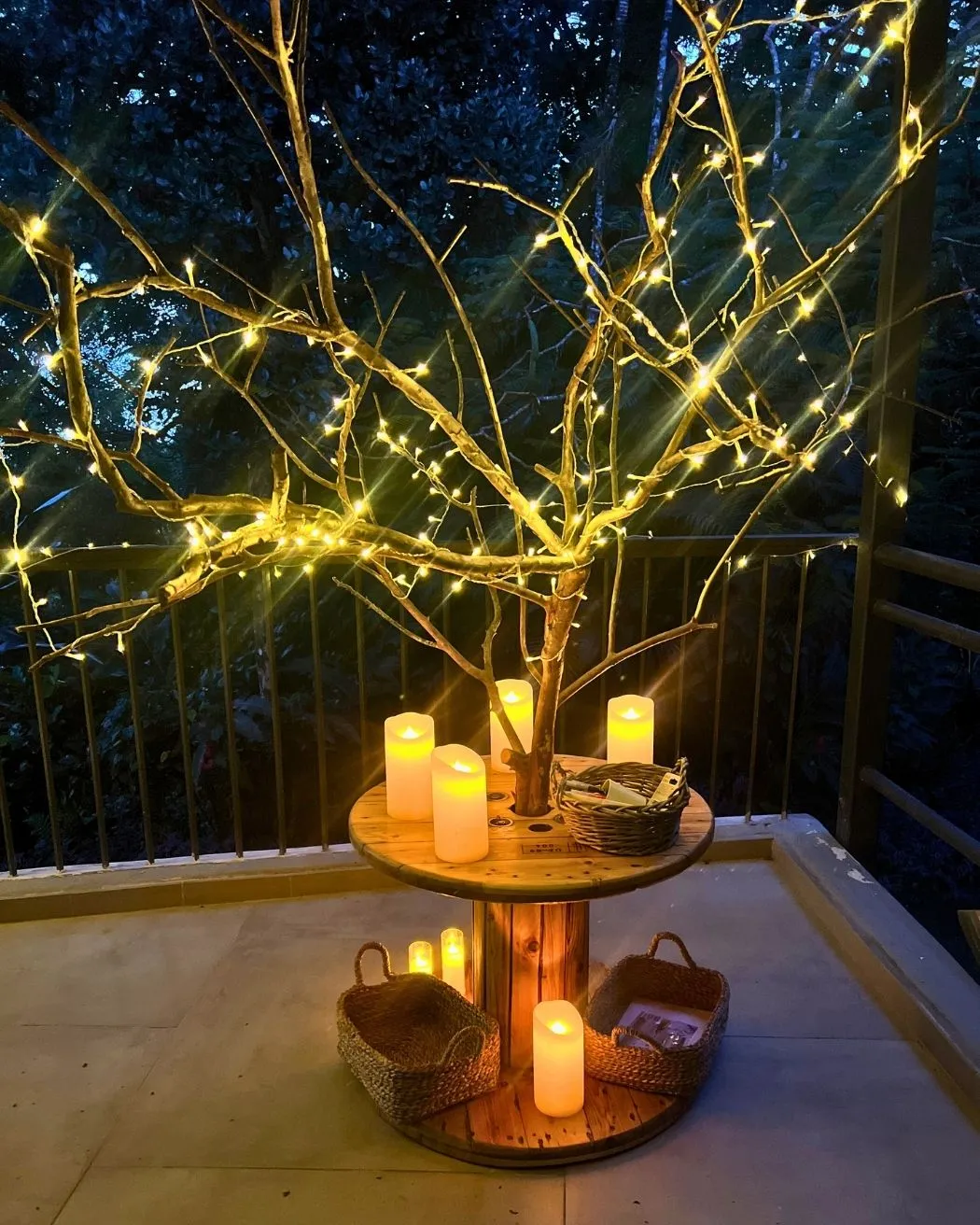 Arbre à messages lumineux sur touret avec branches et bougies LED pour anniversaire en Martinique