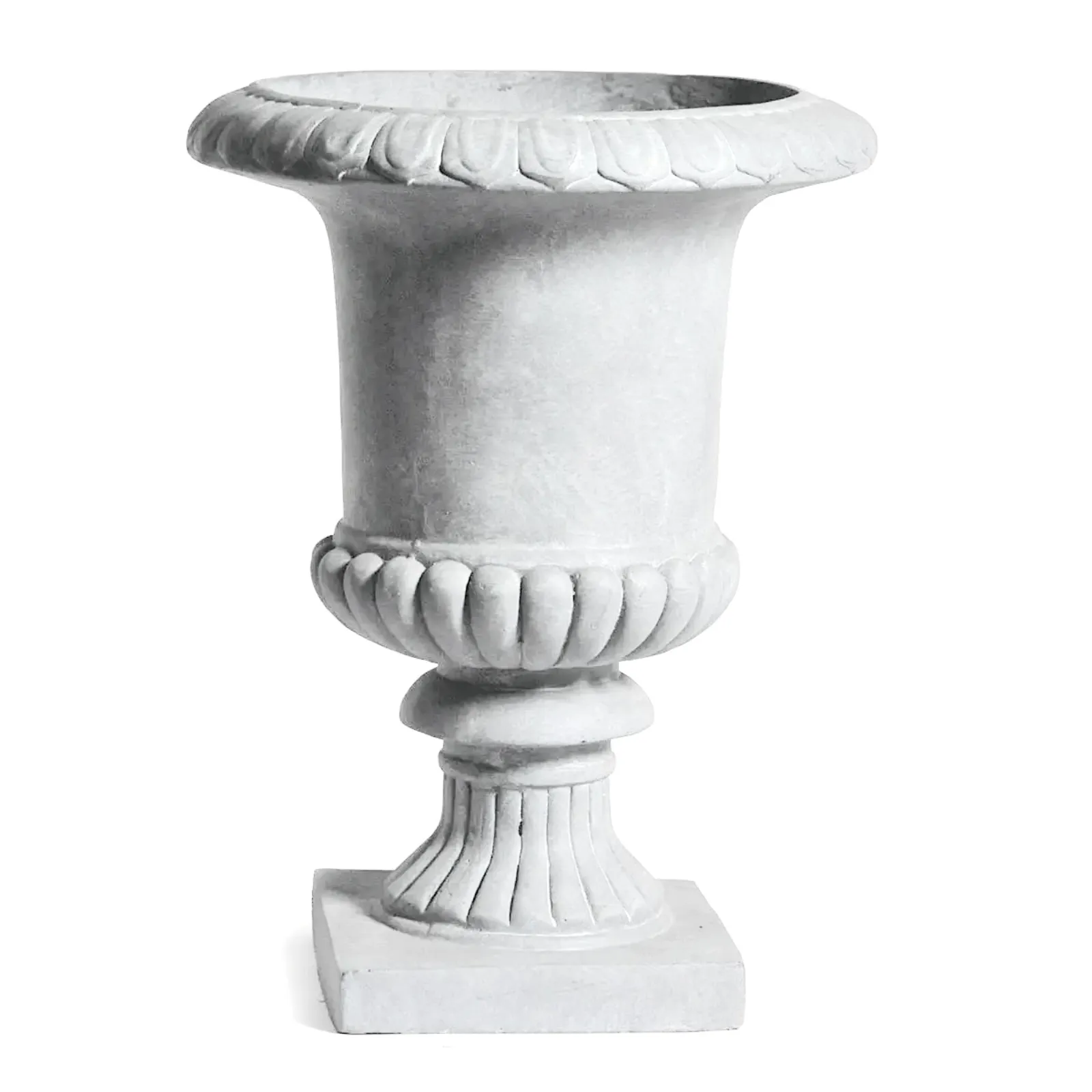 Vases médicis blancs utilisés pour des compositions florales en décoration extérieure ou événementielle