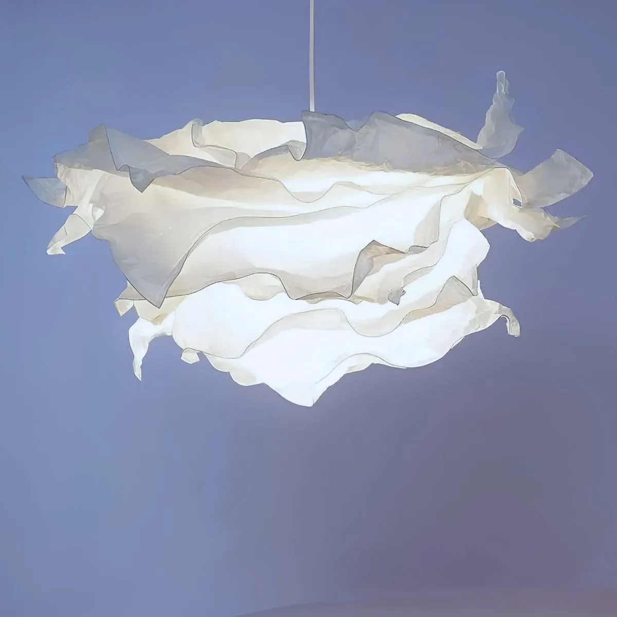 Suspensions décoratives en papier blanc utilisées pour une scénographie événementielle