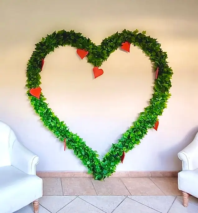 Arche décorative en forme de cœur, utilisée pour la Saint-Valentin, un anniversaire ou une mise en scène événementielle