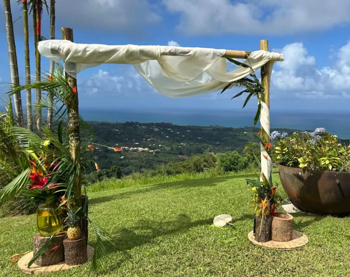 Arche de mariage en bambou avec décoration naturelle et vue sur paysage en Martinique