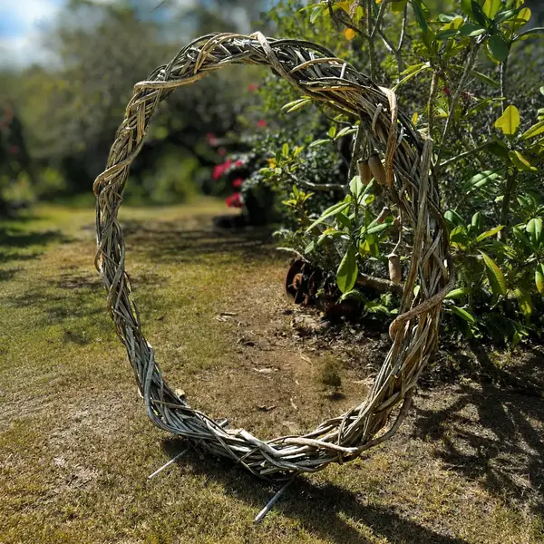 Arche ronde en lianes naturelles pour cérémonie ou décoration évènementielle