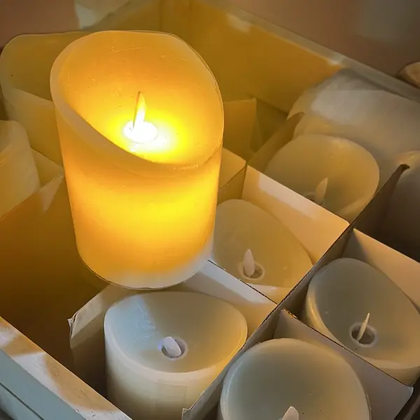 Bougies LED à cire véritable de plusieurs tailles utilisées en décoration évènementielle