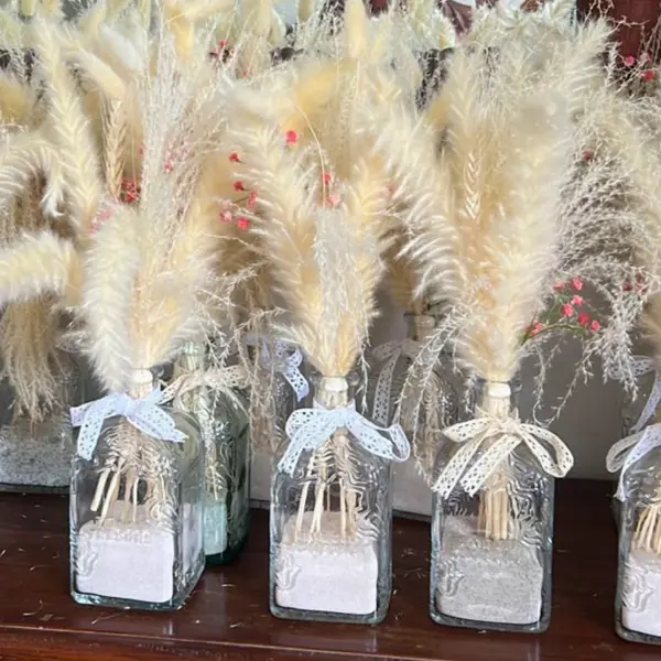 Bouteilles en verre Baie des Trésors utilisées comme soliflores ou vases décoratifs lors d'évènements